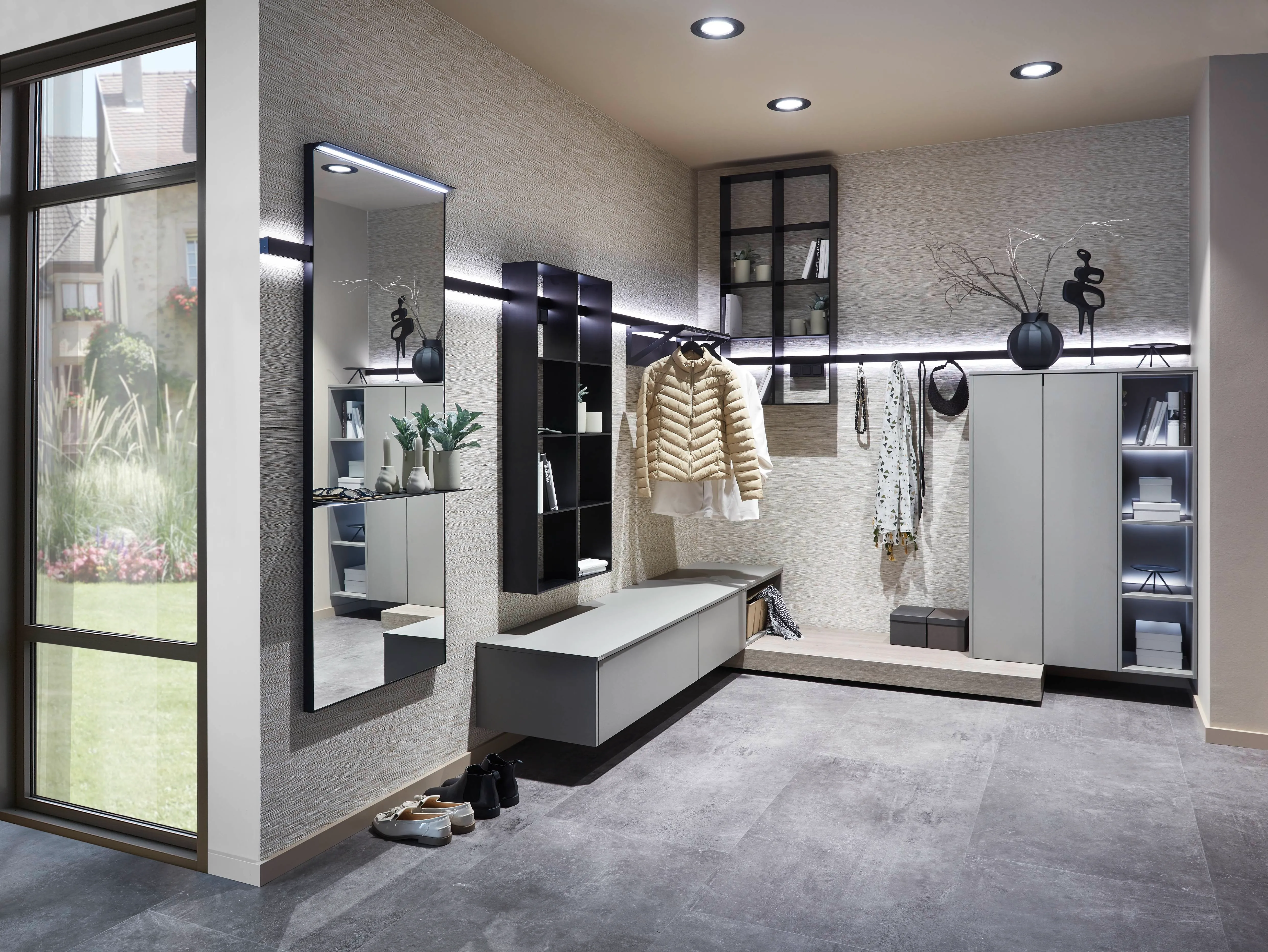 Vestiaire d'entrée sur mesure avec banc suspendu, penderie et rangements noirs Vestiaire d'entrée sur mesure avec banc suspendu, penderie et rangements noirs